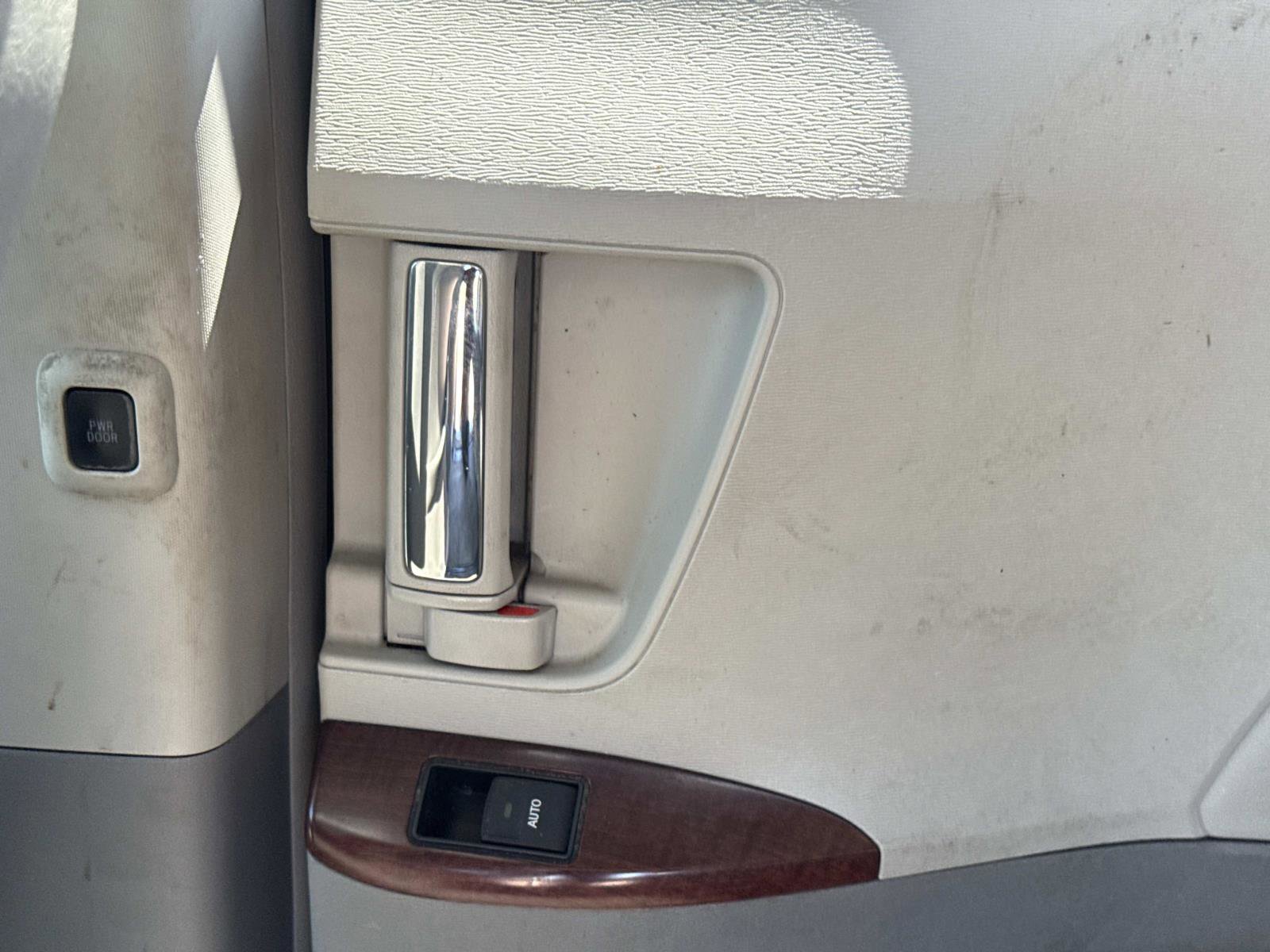 Used 2013 Toyota Sienna XLE image 12