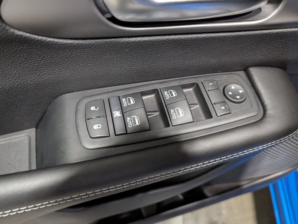 Used 2027 Chrysler Pacifica Select FWD image 14