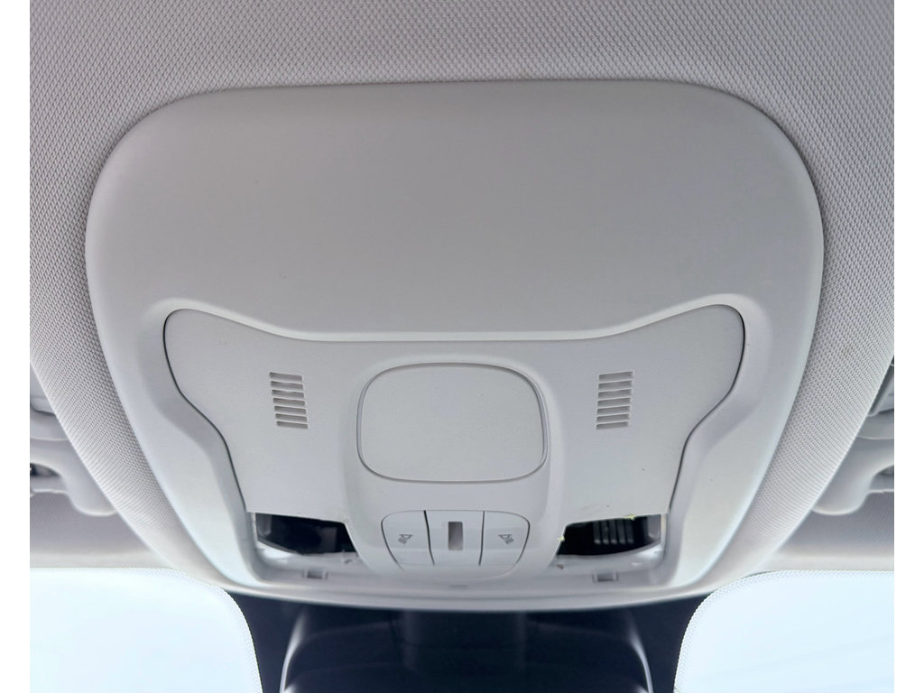 Used 2018 Jeep Renegade Latitude w/ Cold Weather Group FWD image 16