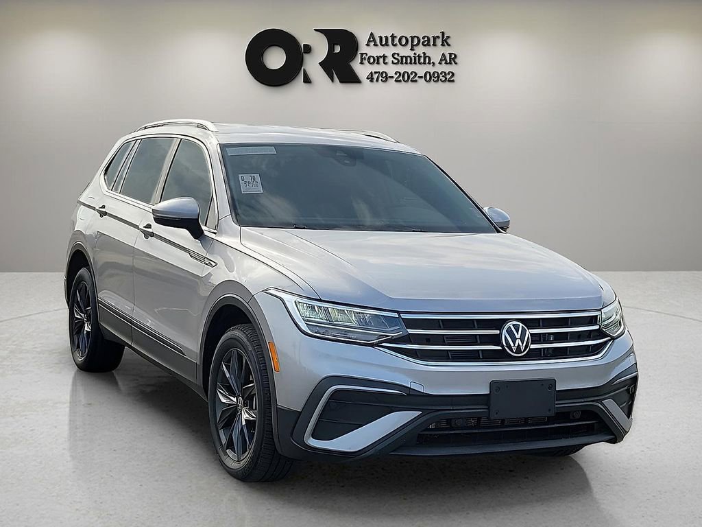 Used 2023 Volkswagen Tiguan SE image 1
