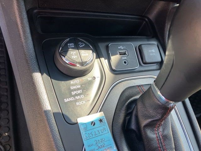 Used 2020 Jeep Cherokee Trailhawk w/ Technology Group AWD/4WD image 17