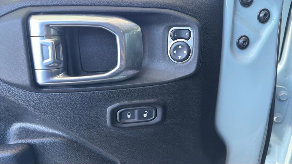 Used 2024 Jeep Wrangler Unlimited Rubicon w/ Technology Group image 18