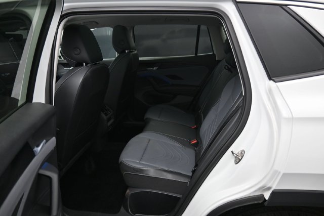Certified 2026 Volkswagen Tiguan SE w/ Panoramic Sunroof Package AWD/4WD image 26