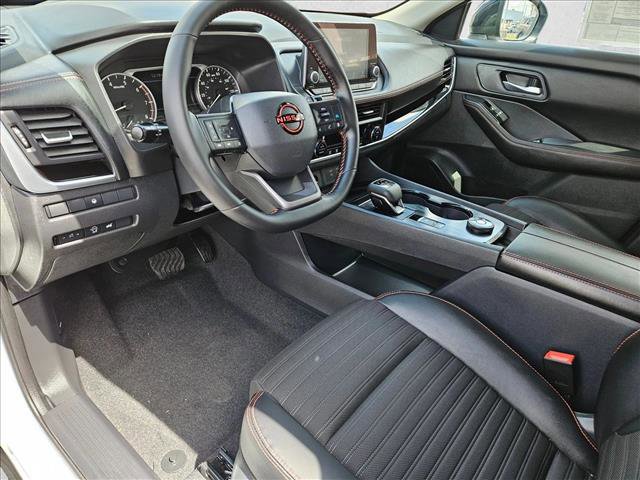 Used 2025 Nissan Rogue SV image 3