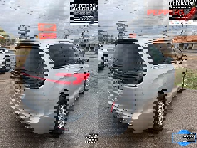 Used 2026 Chrysler Pacifica Select image 6