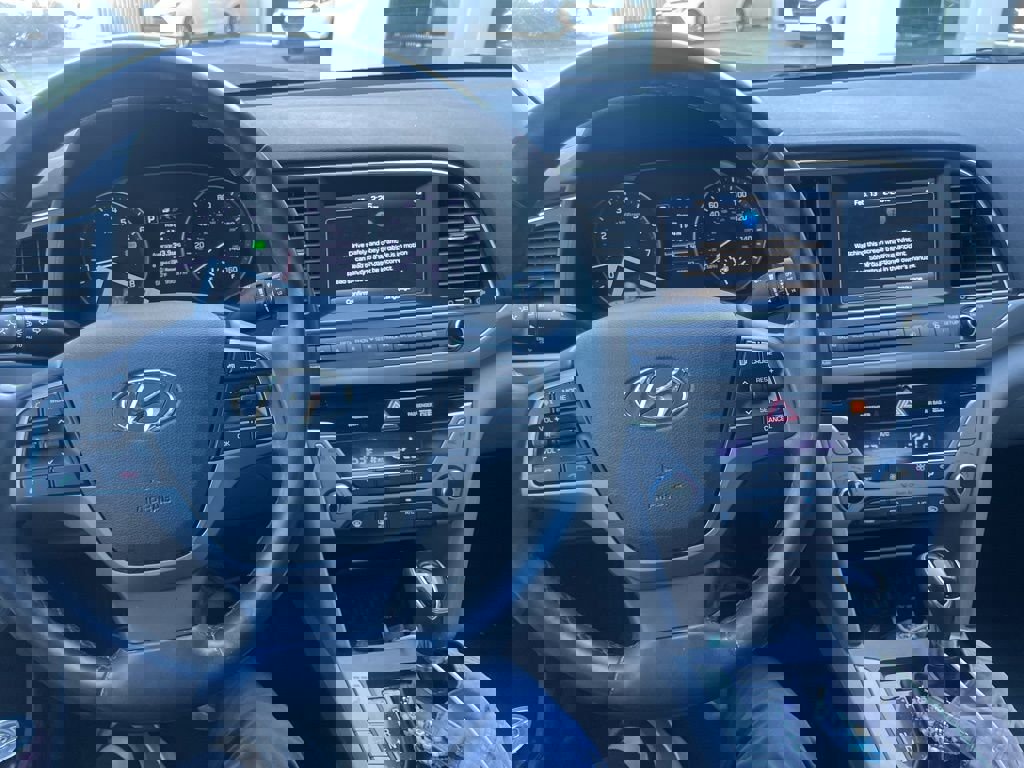 Used 2017 Hyundai Elantra Limited image 7