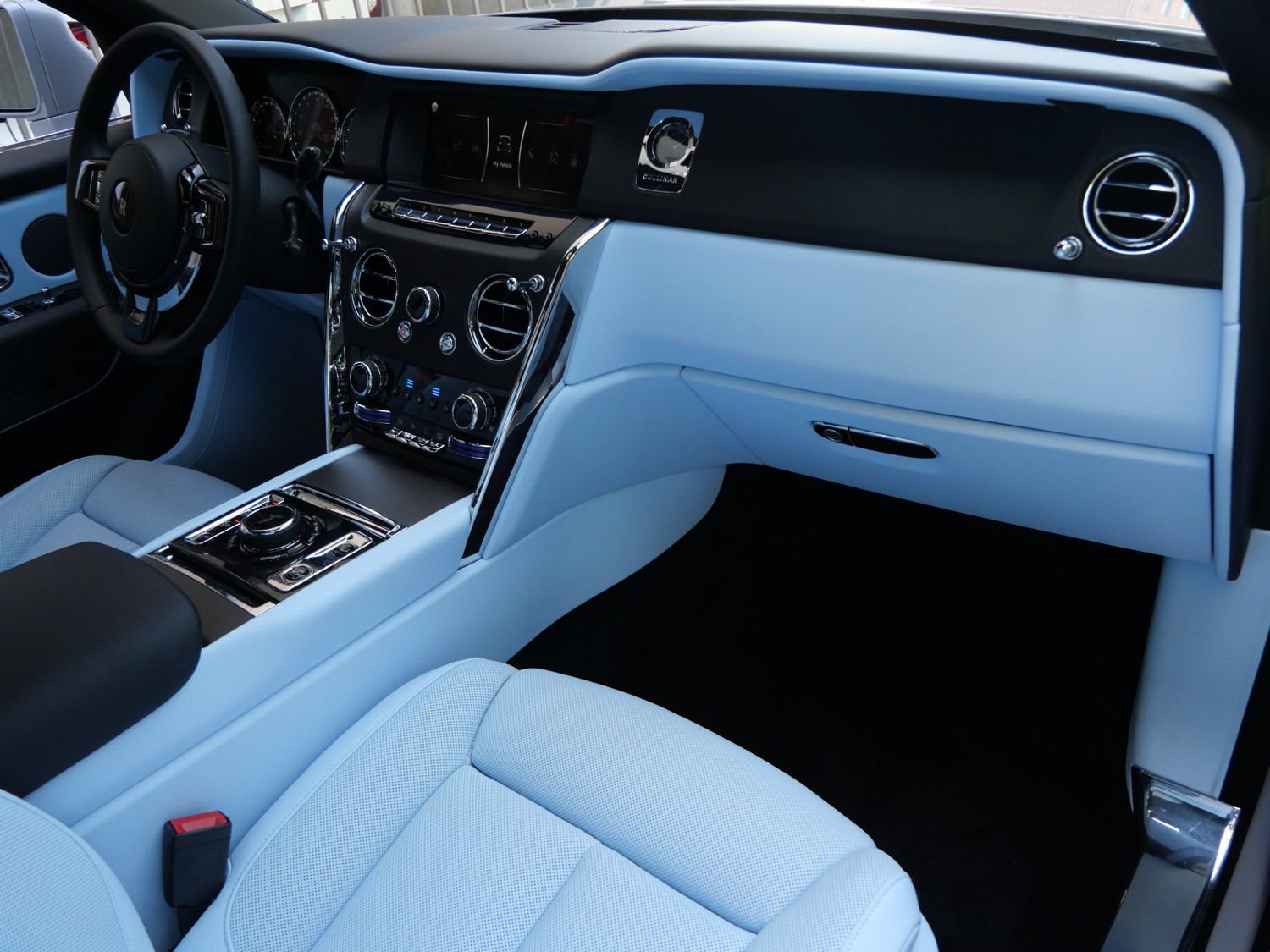Certified 2024 Rolls-Royce Cullinan AWD/4WD image 18