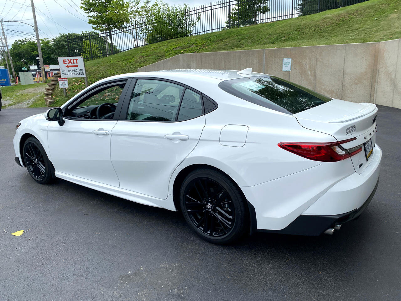 Used 2025 Toyota Camry SE image 2