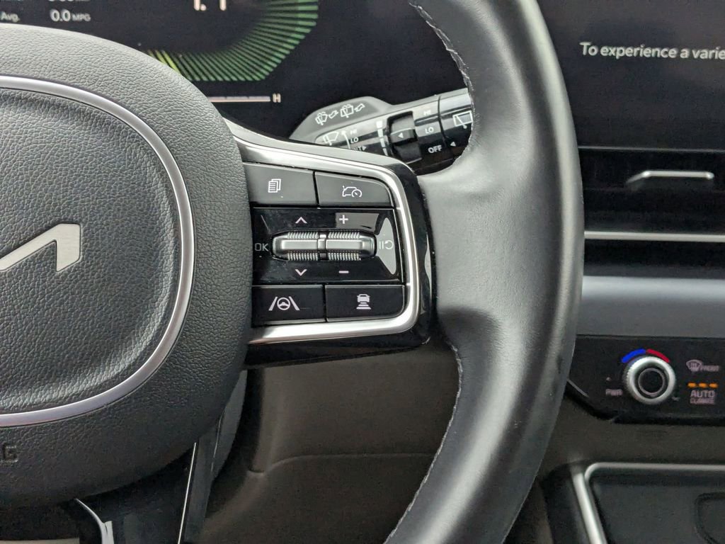 Used 2025 Kia Carnival image 17