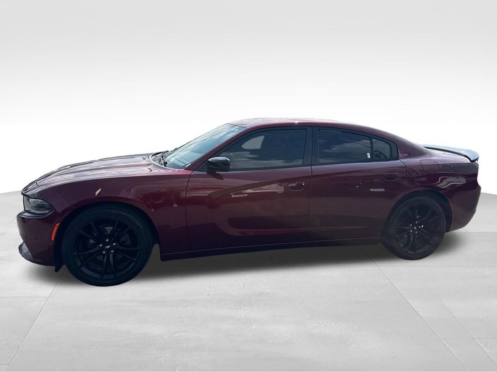 Used 2018 Dodge Charger SXT w/ Blacktop Package RWD image 2