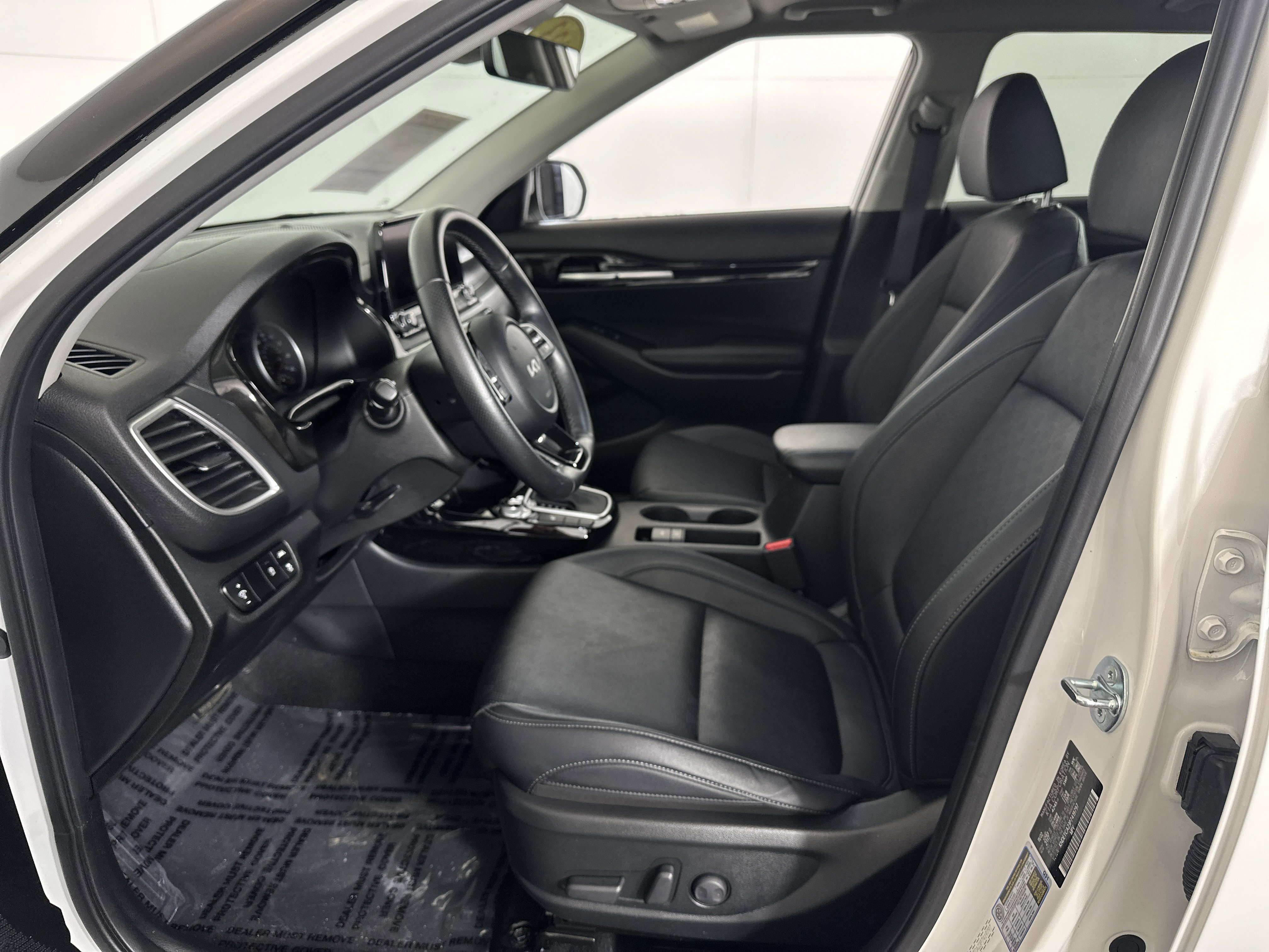 Certified 2023 Kia Seltos SX w/ SX Sunroof Package image 6