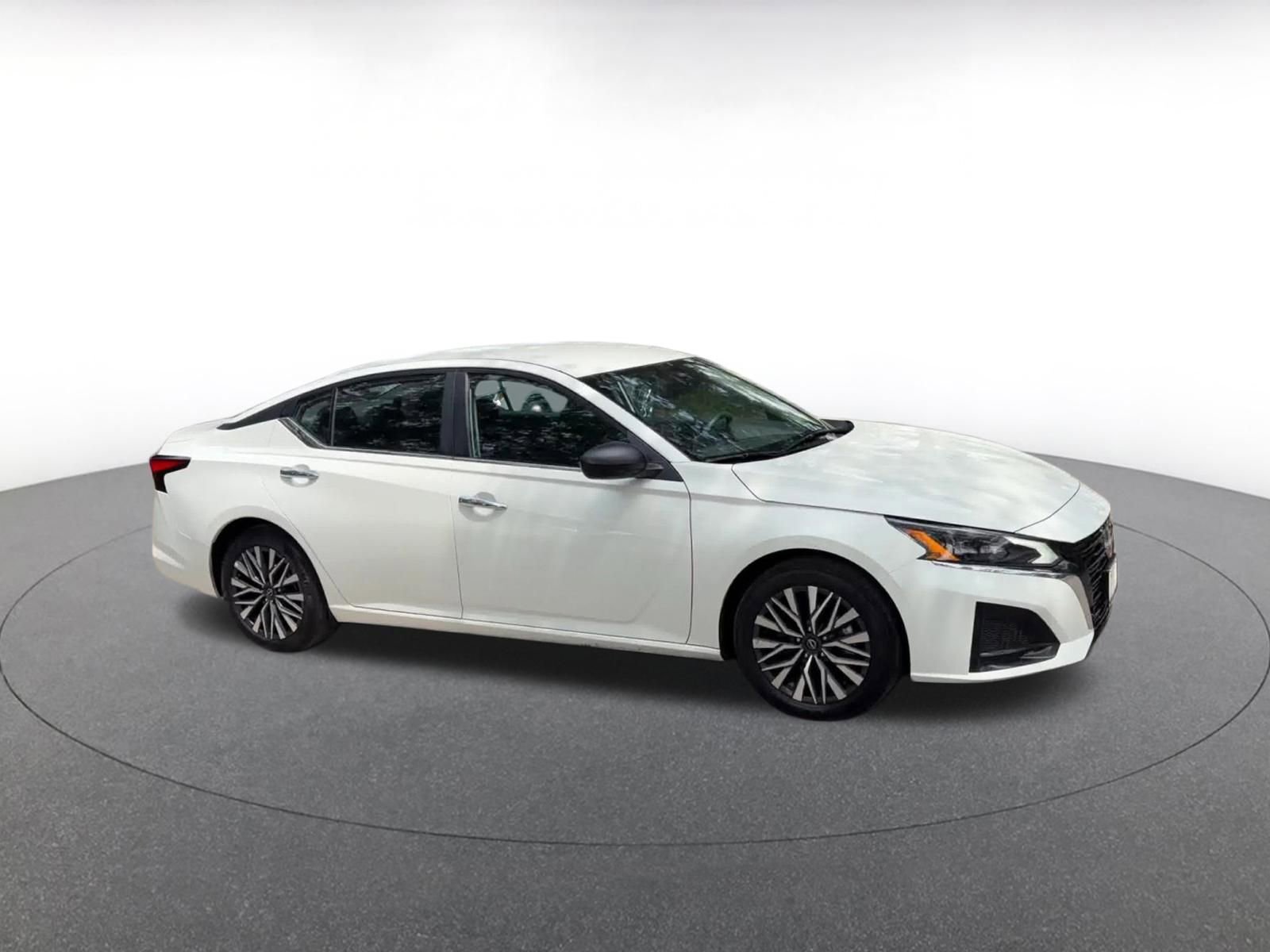 Used 2025 Nissan Altima 2.5 SV FWD image 2