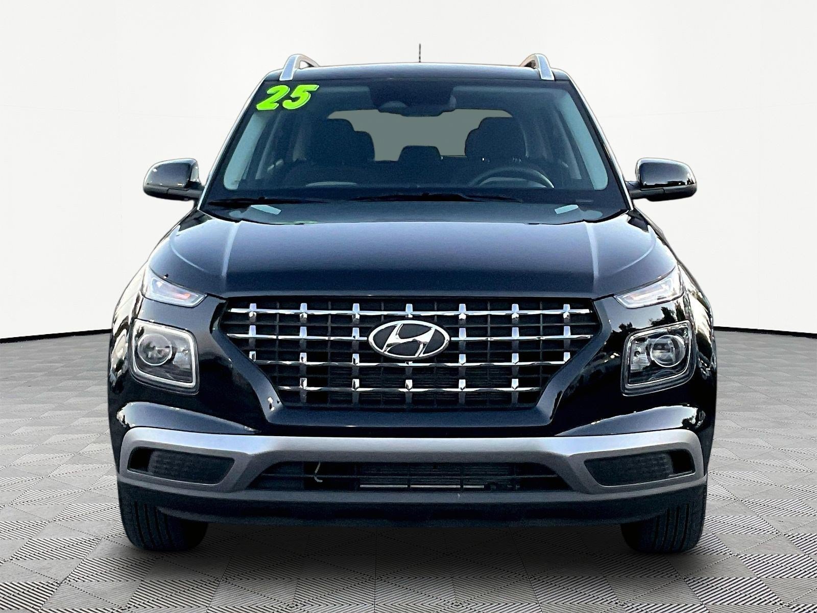 Used 2025 Hyundai Venue SEL FWD image 2