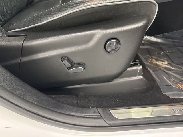 Used 2019 Jeep Grand Cherokee Overland w/ Jeep Active Safety Group image 29