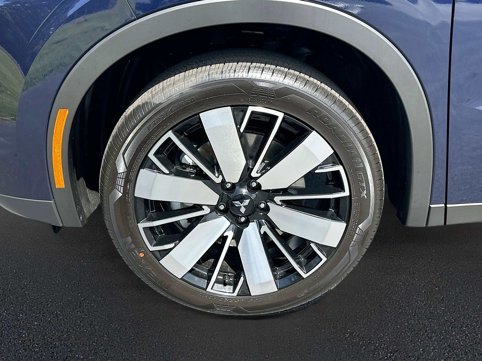 New 2025 Mitsubishi Outlander SE image 21