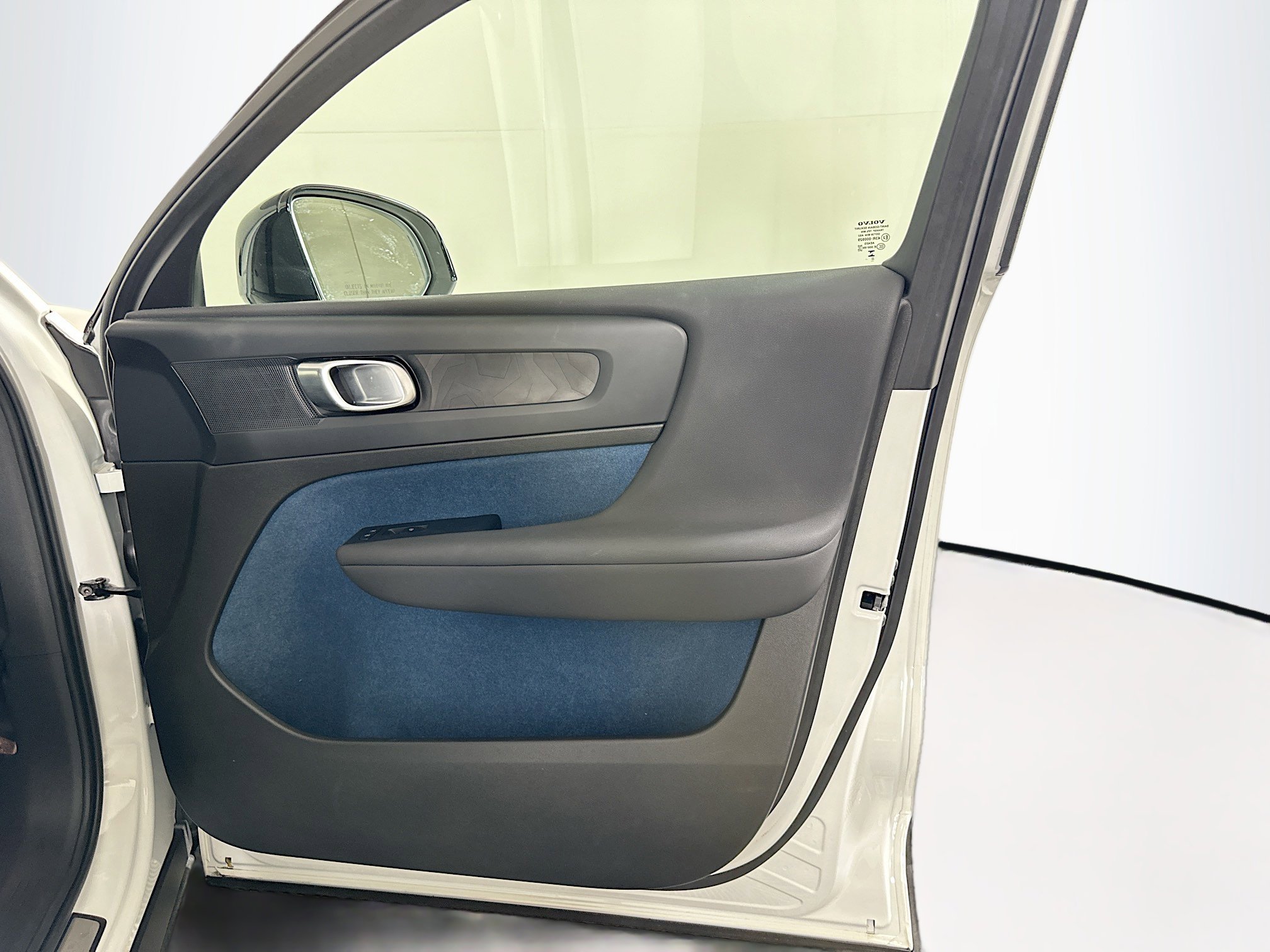 Used 2023 Volvo C40 P8 Recharge Plus w/ Climate Package image 33