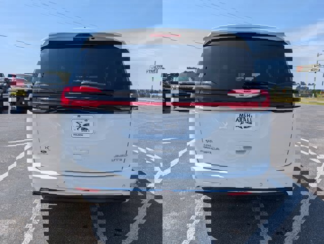 Used 2023 Chrysler Pacifica Limited image 3