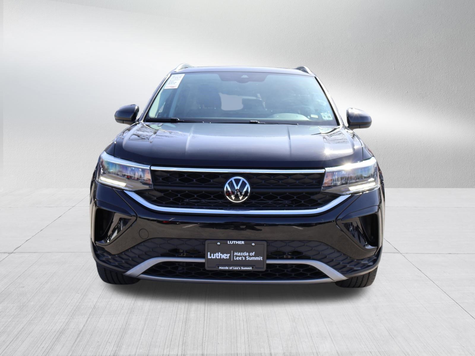 Used 2023 Volkswagen Taos SE w/ Panoramic Sunroof Package AWD/4WD image 2