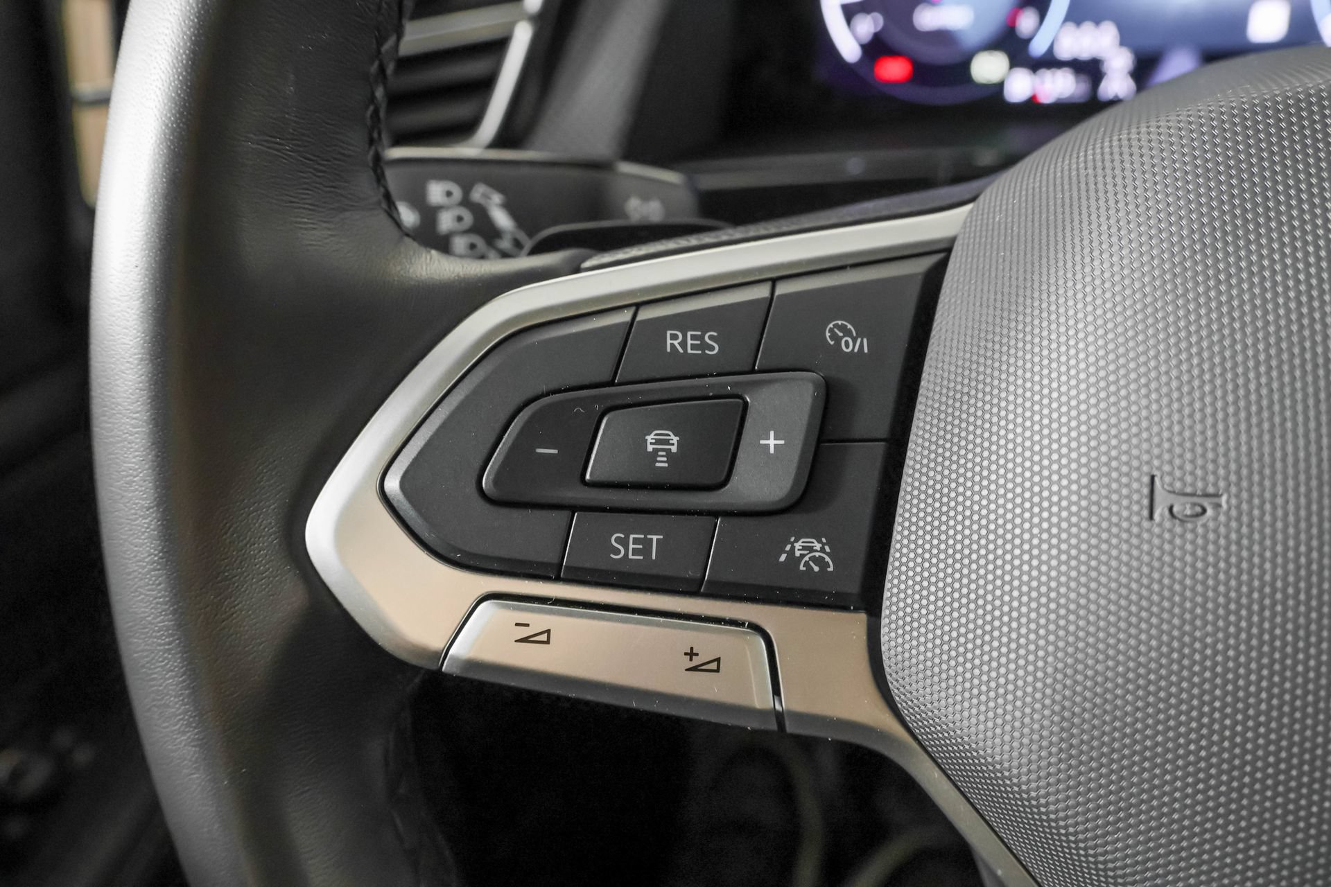 Used 2025 Volkswagen Atlas Cross Sport SEL Premium R-Line AWD/4WD image 29