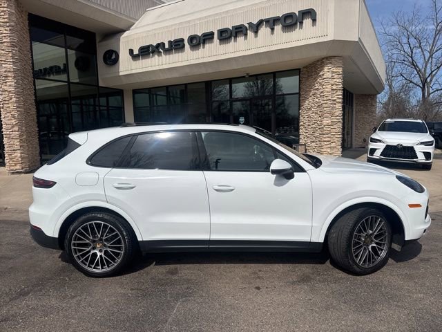 Used 2023 Porsche Cayenne Platinum Edition image 2