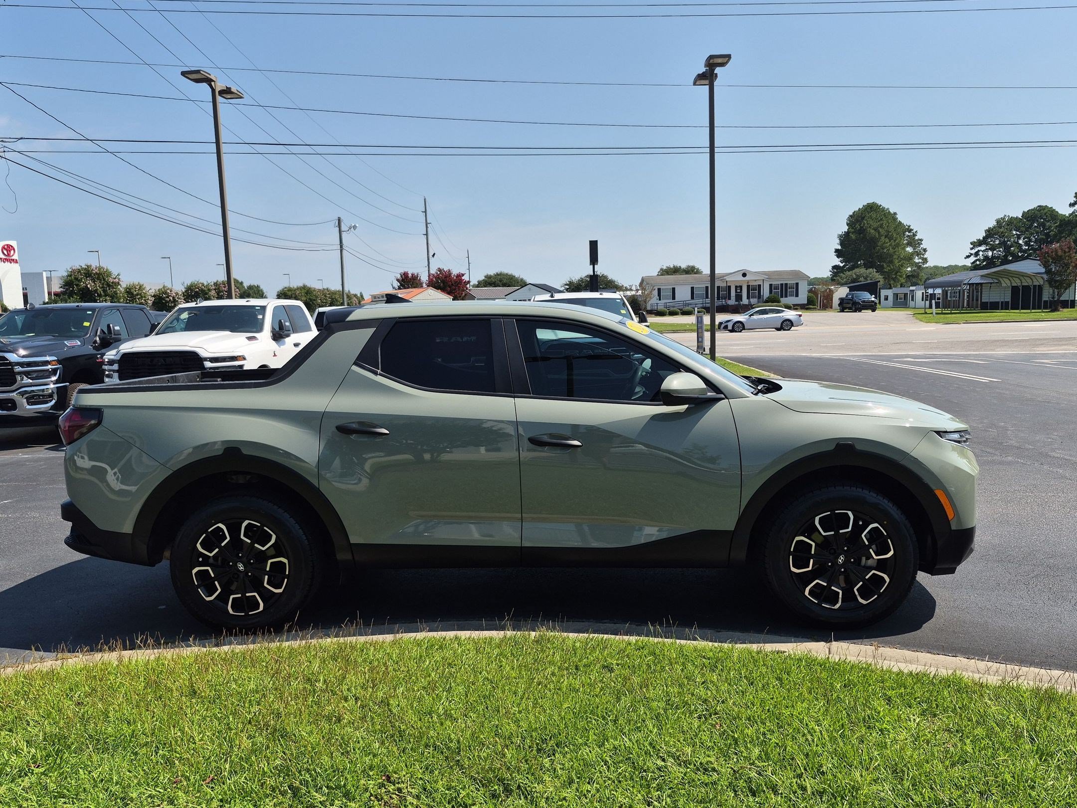 Used 2024 Hyundai Santa Cruz SE AWD/4WD image 4