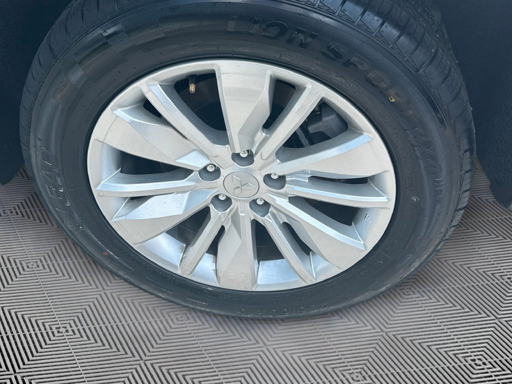 Used 2025 Mitsubishi Outlander ES FWD image 33