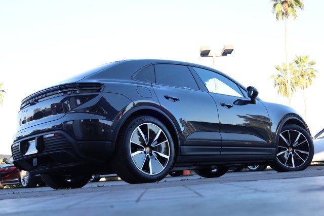 Used 2025 Porsche Macan 4 Electric AWD/4WD image 19