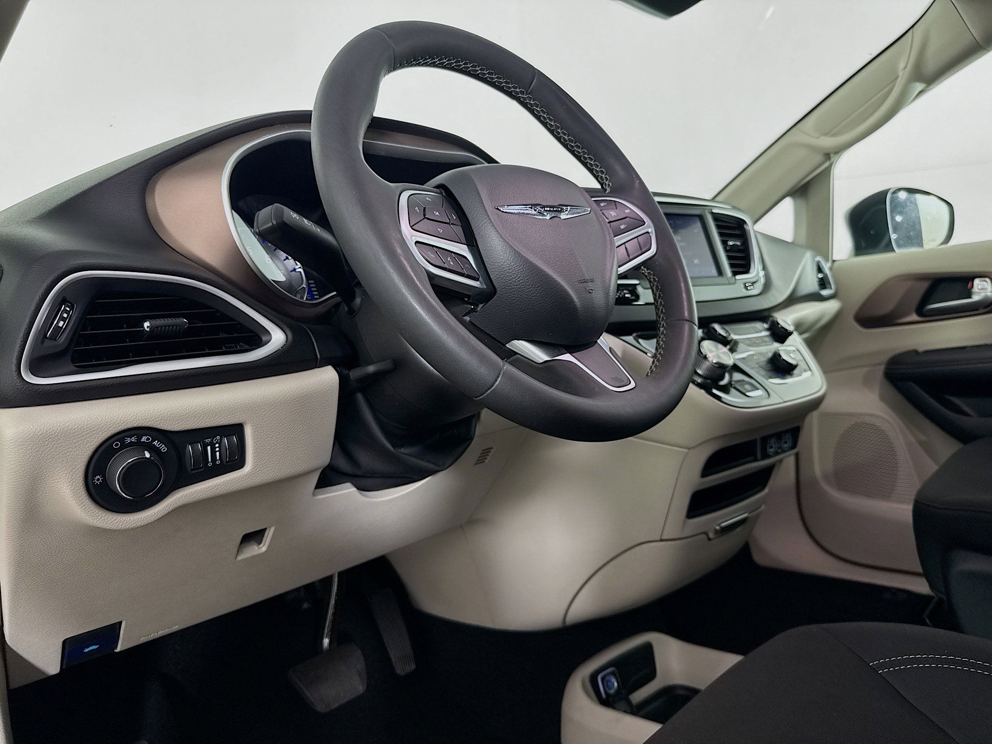 Used 2024 Chrysler Voyager LX image 22