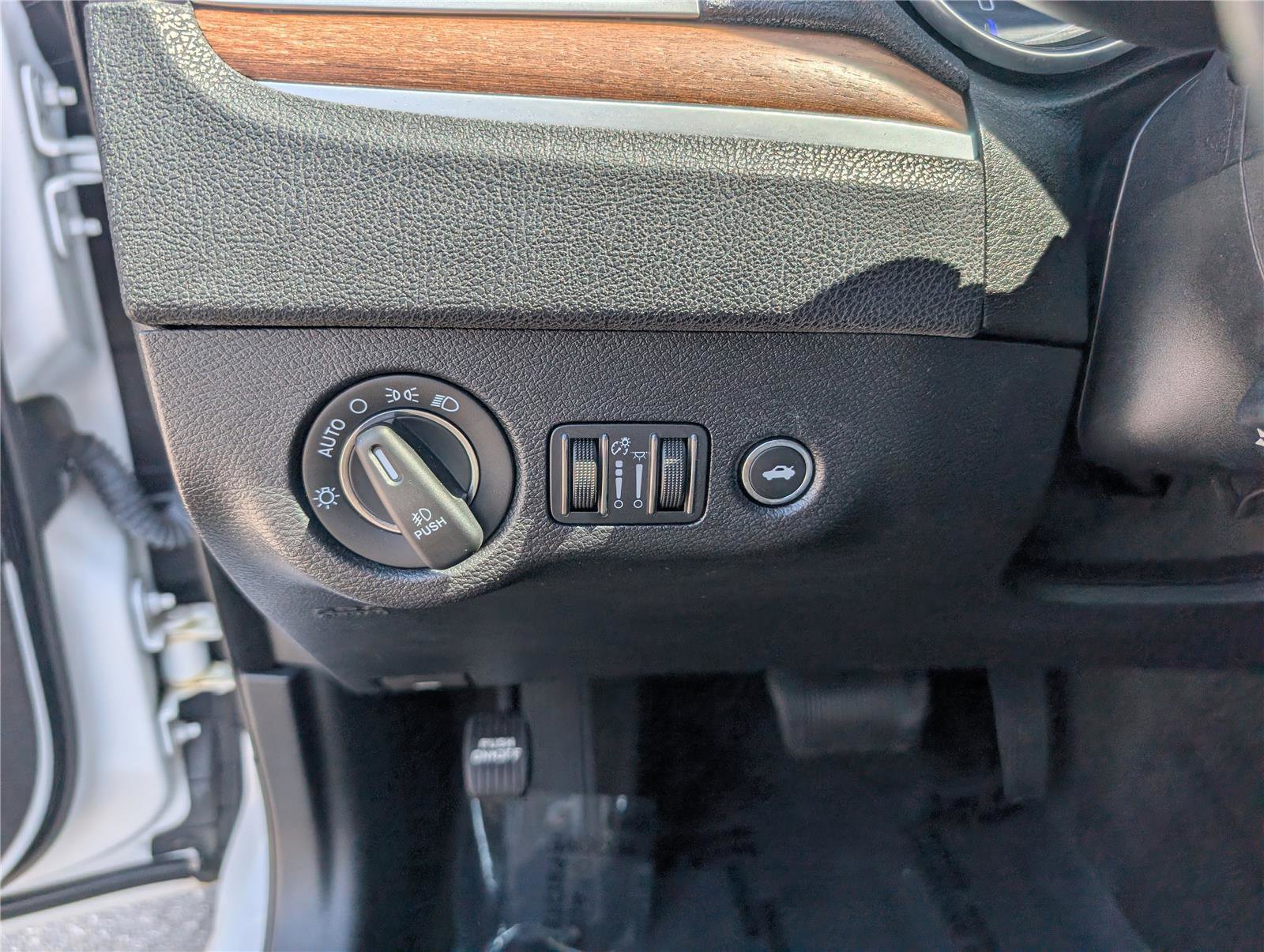 Used 2016 Chrysler 300 C Platinum w/ Safetytec Plus Group AWD/4WD image 25