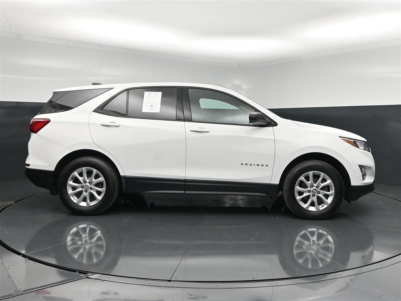 Used 2019 Chevrolet Equinox LS w/ LS Convenience Package AWD/4WD image 4