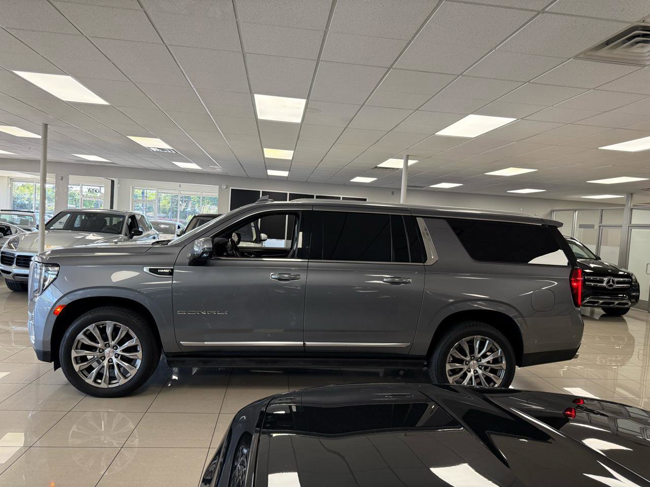 Used 2022 GMC Yukon XL Denali w/ Denali Premium Package RWD image 7
