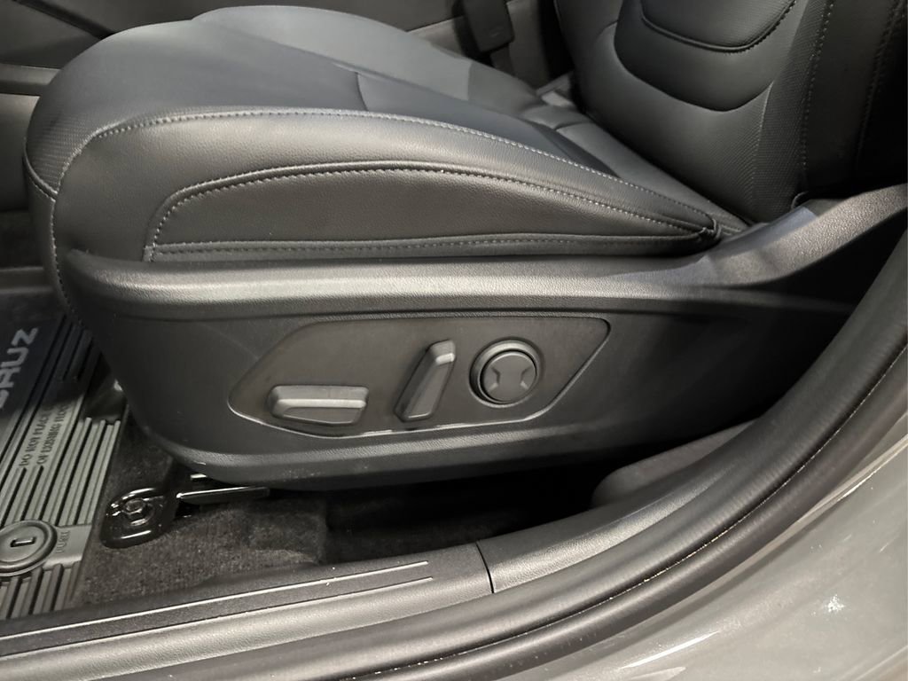 Used 2025 Hyundai Santa Cruz SEL image 37