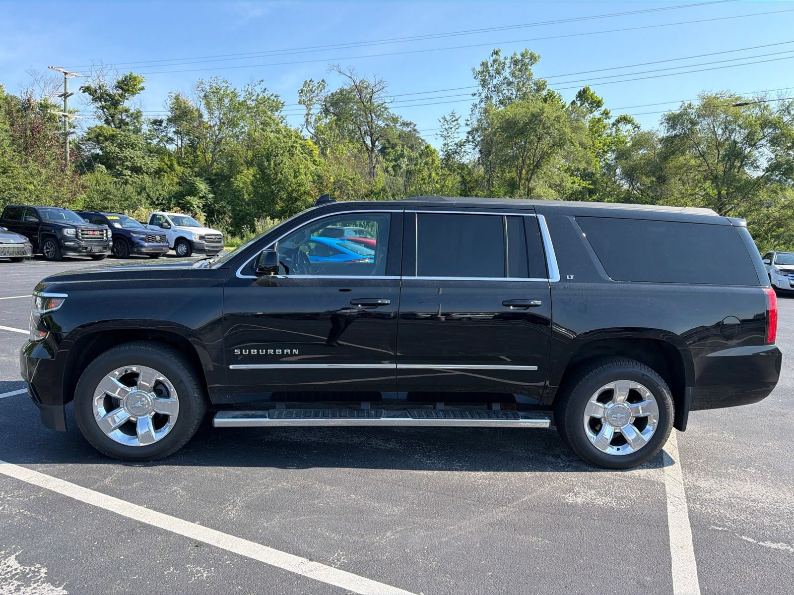 Used 2019 Chevrolet Suburban LT w/ LT Signature Package AWD/4WD image 3