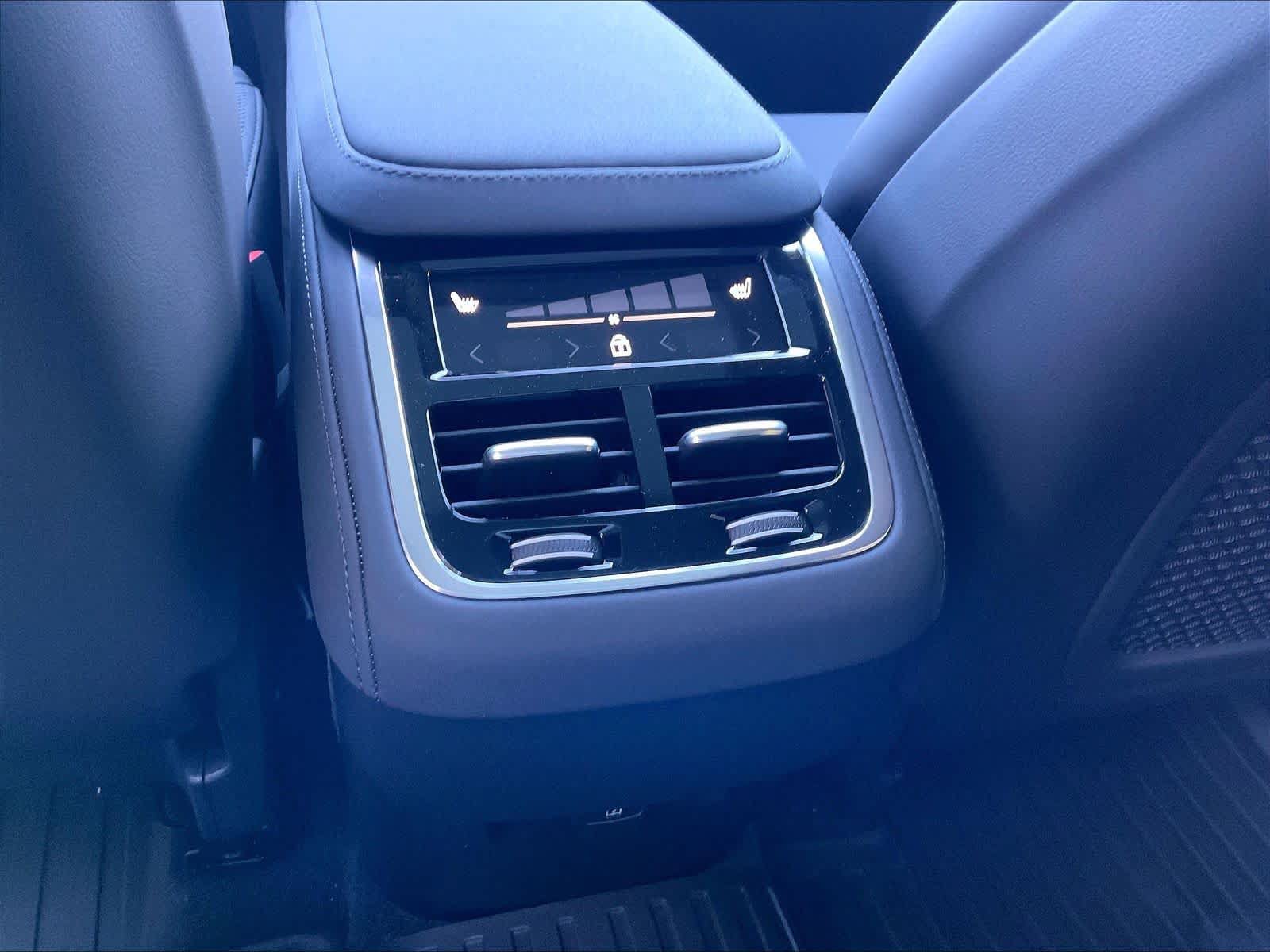 New 2027 Volvo XC90 B5 Plus AWD/4WD image 16