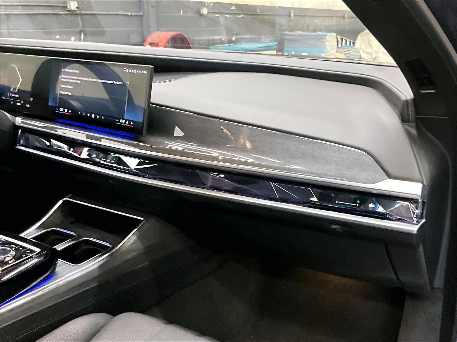 Used 2023 BMW i7 xDrive60 w/ Executive Package 2 AWD/4WD image 18