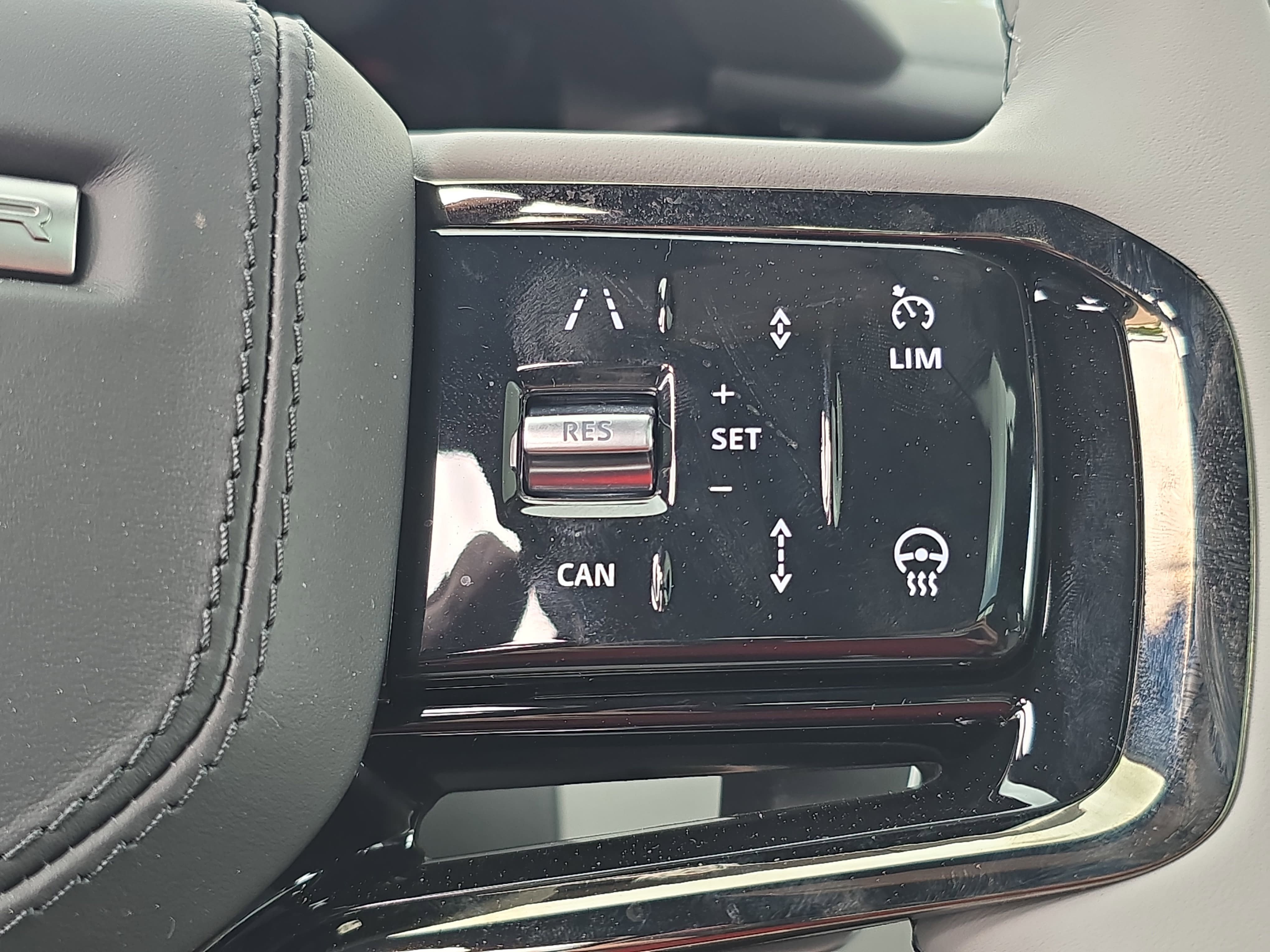 New 2026 Land Rover Range Rover Velar Dynamic SE AWD/4WD image 18