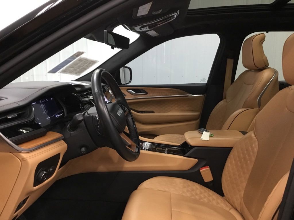 Used 2023 Jeep Grand Cherokee Summit image 5