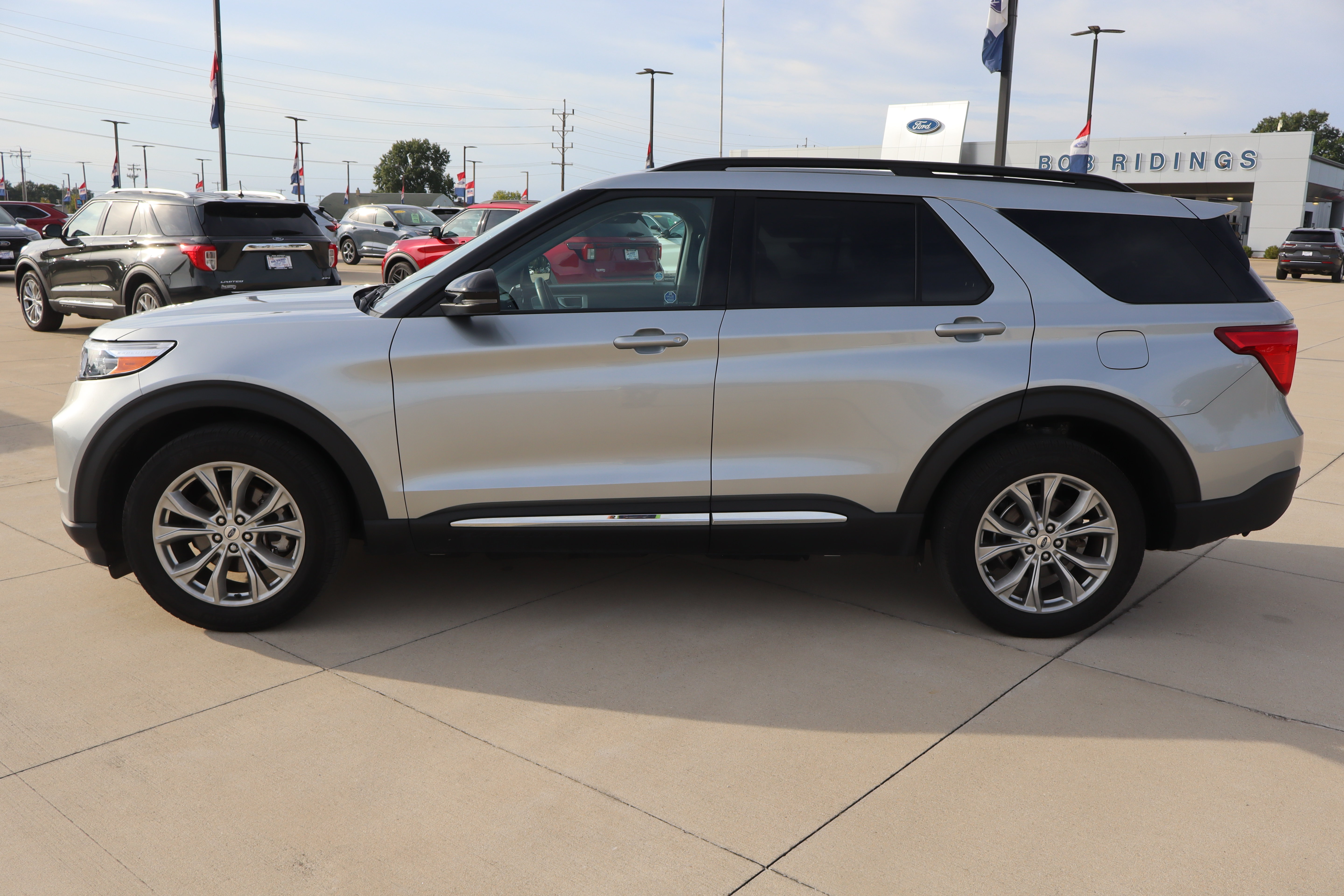 Used 2024 Ford Explorer XLT w/ Equipment Group 202A AWD/4WD image 9