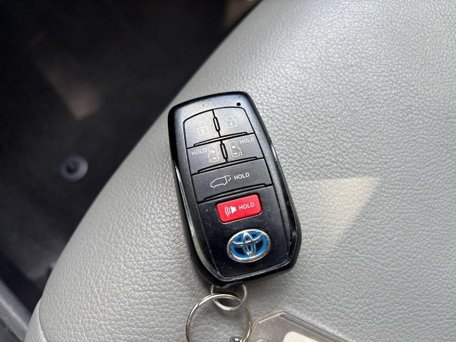 Used 2025 Toyota Sienna XLE FWD image 21