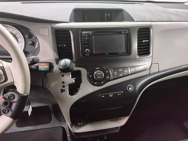 Used 2014 Toyota Sienna SE FWD image 12