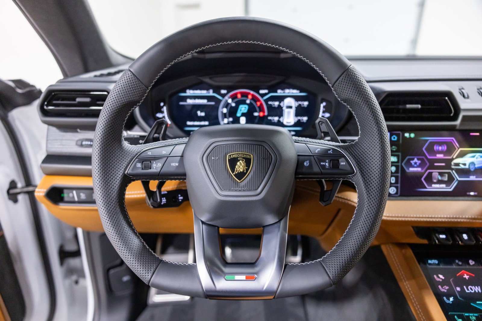 Used 2025 Lamborghini Urus SE image 40