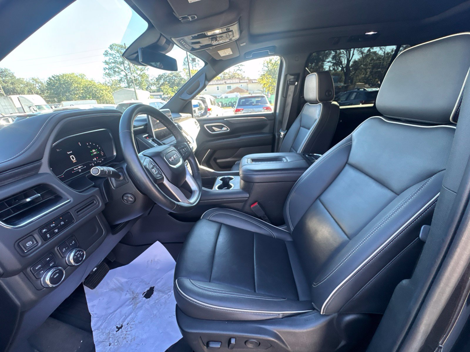 Used 2023 GMC Yukon XL SLT w/ SLT Premium Package AWD/4WD image 16