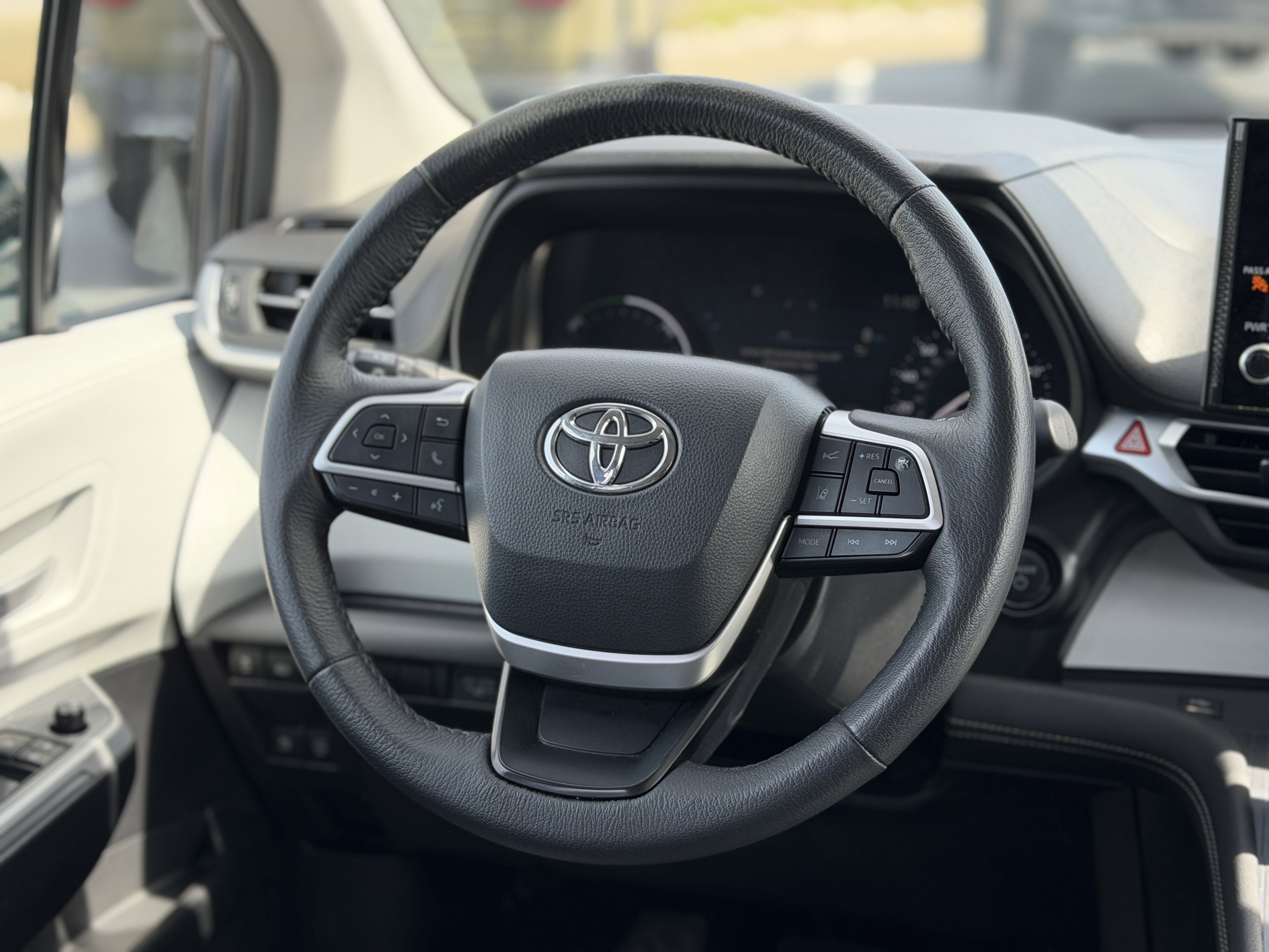 Used 2025 Toyota Sienna XLE FWD image 13