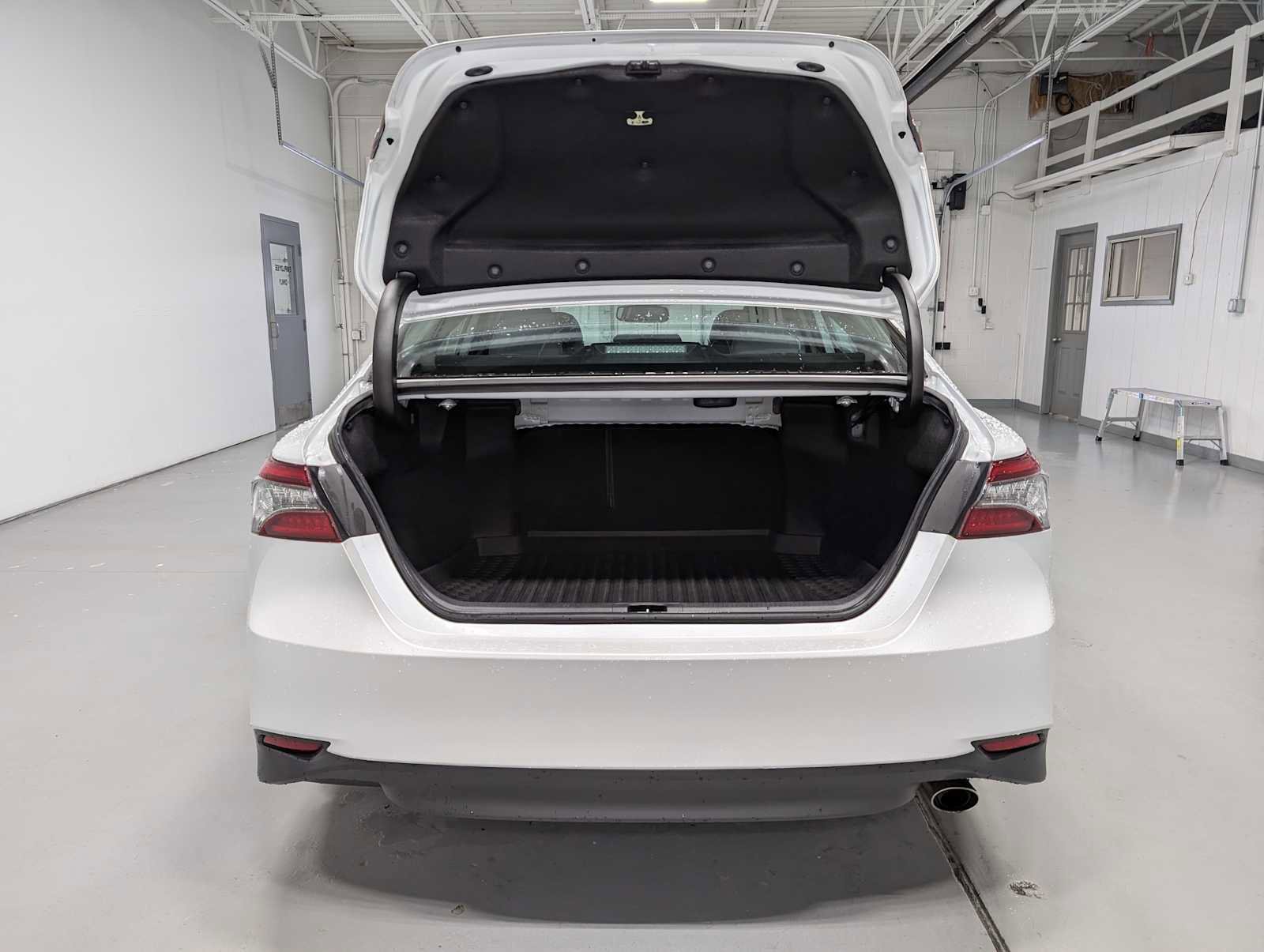 Used 2021 Toyota Camry XLE FWD image 39