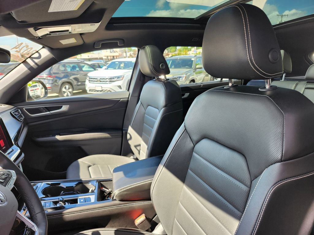 Certified 2024 Volkswagen Atlas Cross Sport SEL R-Line AWD/4WD image 11