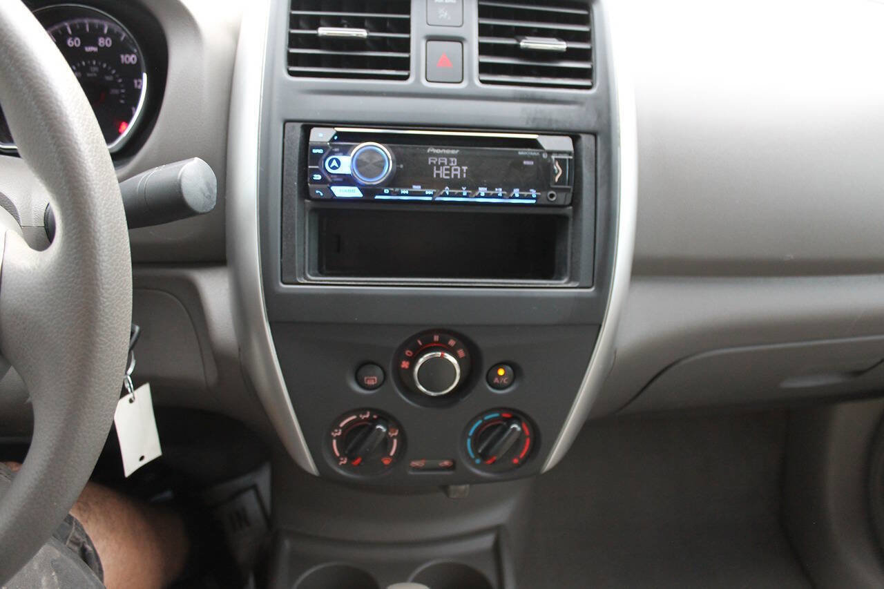 Used 2015 Nissan Versa SV FWD image 33