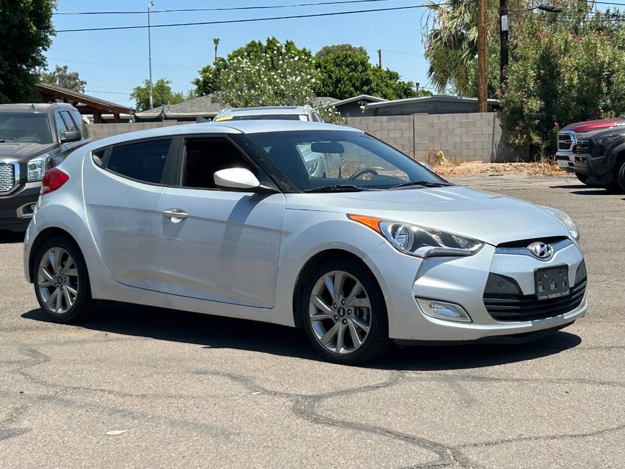 Used 2017 Hyundai Veloster FWD image 1