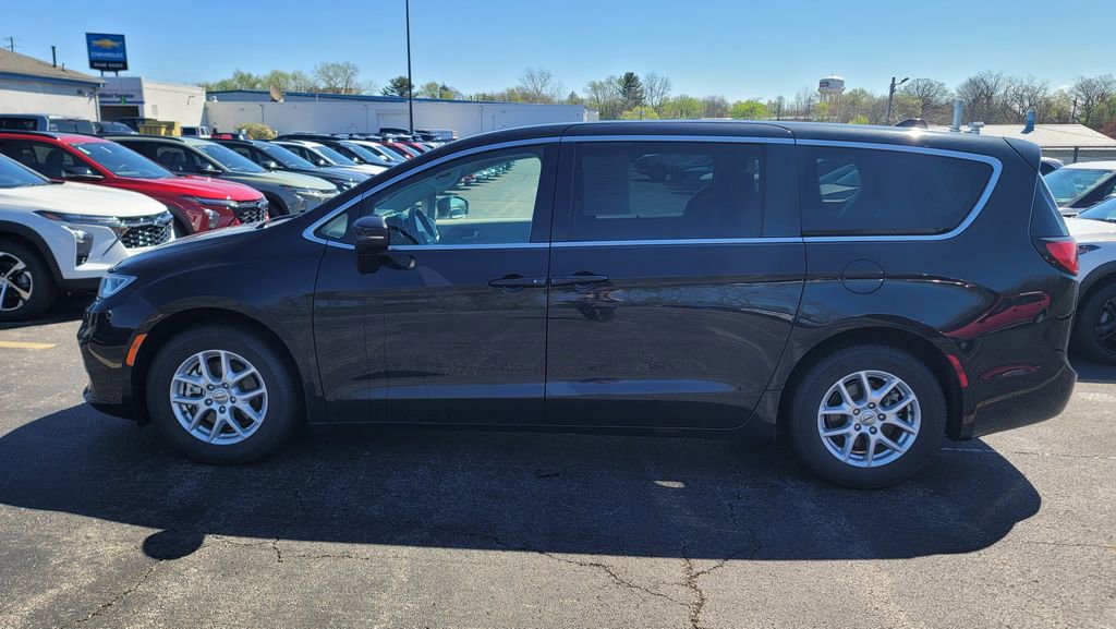 Used 2023 Chrysler Pacifica Touring-L image 3