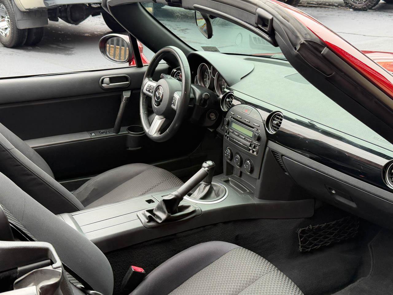 Used 2006 MAZDA MX-5 Miata Touring RWD image 25
