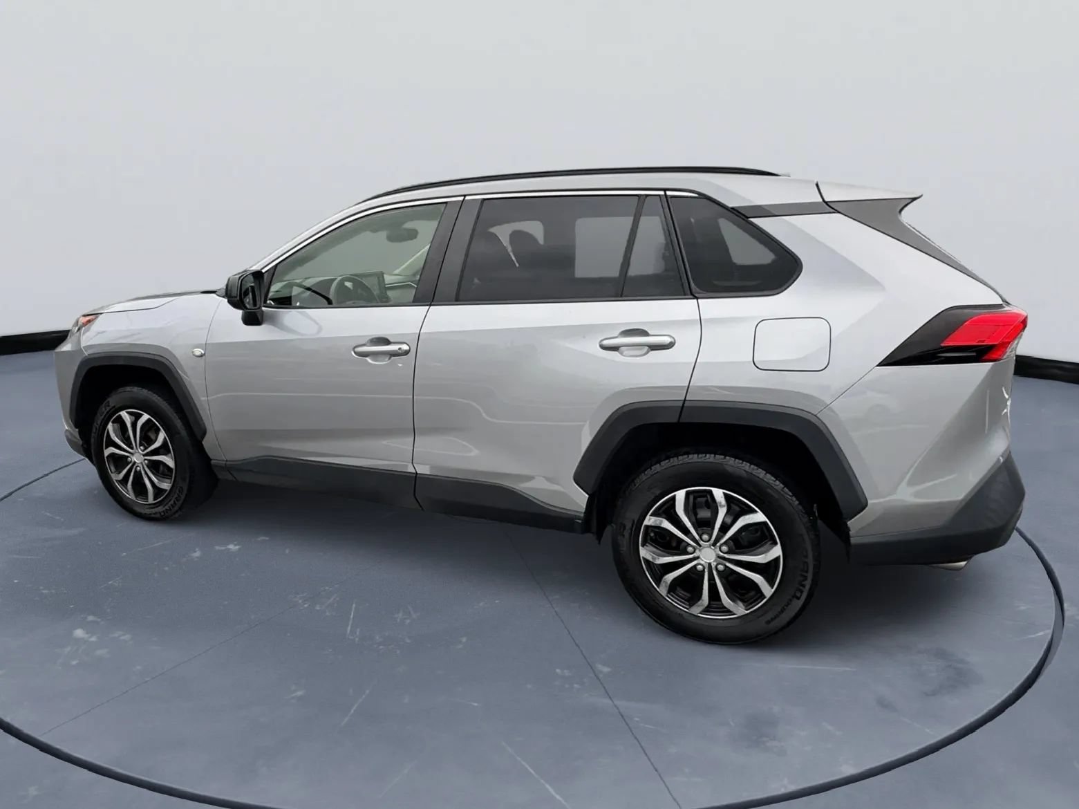 Used 2019 Toyota RAV4 LE FWD image 5
